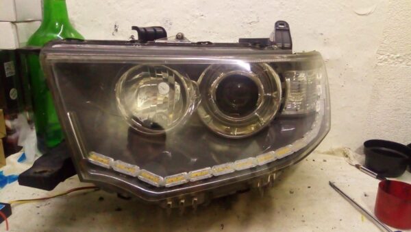 Farol Mitsubishi L200 Triton / Pajero Dakar com DRL e seta sequencial