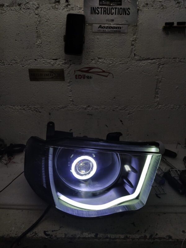 Farol Mitsubishi L200 Triton DRL e Projetor Biled Angel com máscara negra