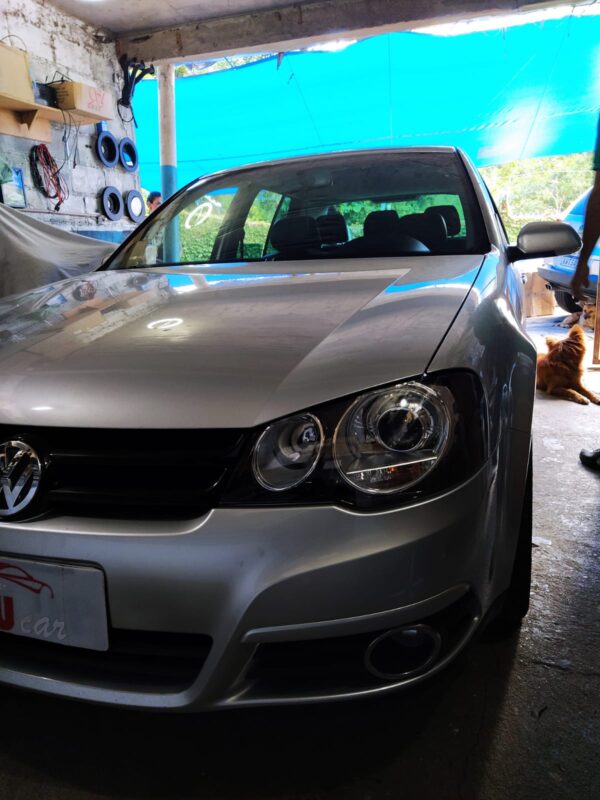 Farol Volkswagen Golf projetor biled e led 3000lm no alto