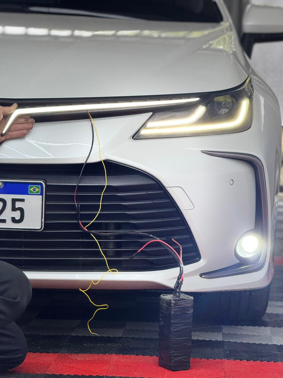 Detalhe DRL/SETA Toyota Corolla — DRL — SKU drl-grade-corolla